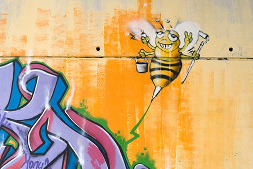 Abeille artiste peintre - Graph’mur sous un pont photographié par Norbert Pousseur ©