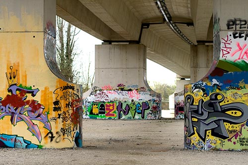 Têtes de furieux - Graph’mur sous un pont photographié par Norbert Pousseur ©
