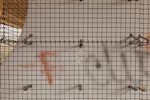 Grillage anti-tag - Graph’mur sous un pont photographié par Norbert Pousseur ©