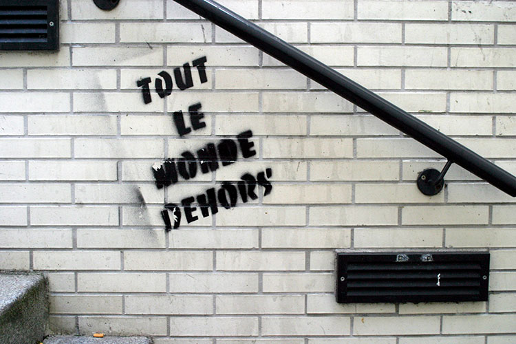 Tout le monsde dehors - un graph'mur ou street art photographié par © Norbert Pousseur