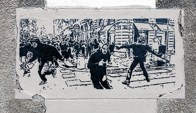 Scène d'émeute par Pitr - un graph'mur ou street art photographié par © Norbert Pousseur