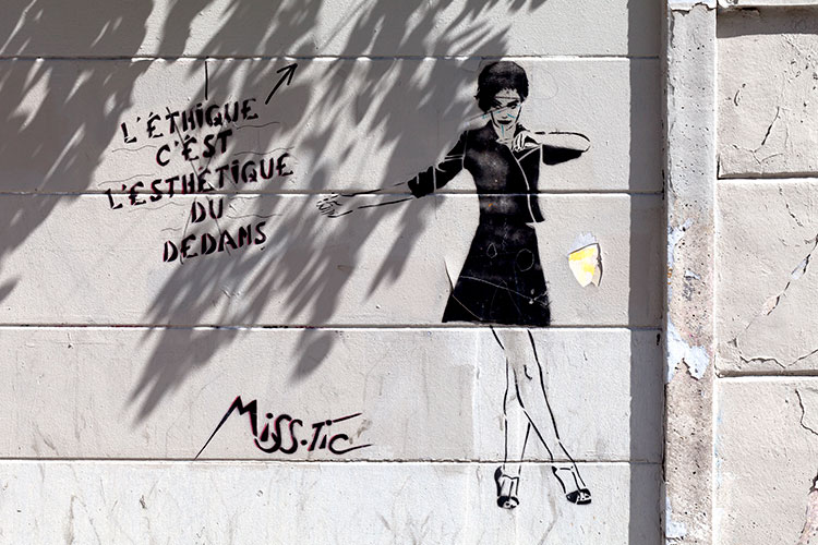 L'éthique c'est l'esthétique du dedans -  un graph'mur ou street art de Miss Tic, photographié par © Norbert Pousseur