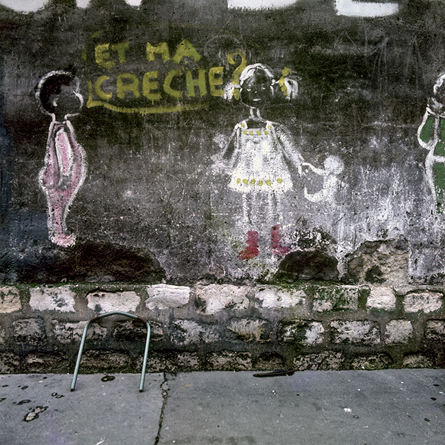 Bambin réclamant sa crêche - un graph'mur ou street art photographié par © Norbert Pousseur
