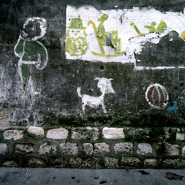 Jeu d'enfant et image de ratraité - un graph'mur ou street art photographié par © Norbert Pousseur