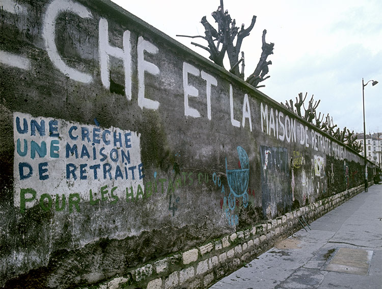 Demande de crêche s'étalant sur un long muir du 4ème arrondissement de Paris - un graph'mur ou street art photographié par © Norbert Pousseur
