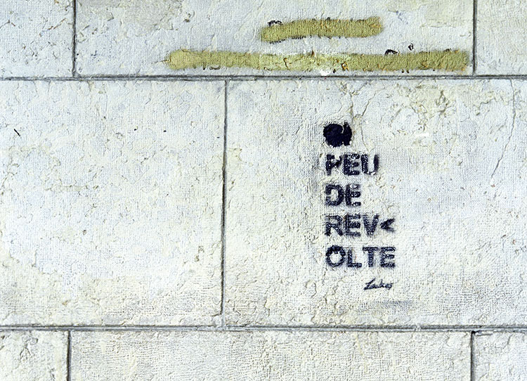 Peu de rêves, peu de révolte - un graph'mur ou street art photographié par © Norbert Pousseur