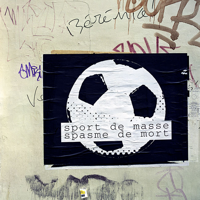 Ballon rond = Sport de masse, spasme de mort - un graph'mur ou street art photographié par © Norbert Pousseur