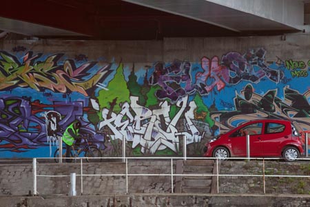 Garé sous un pont aux grafs - Graph’mur pris à Nantes par Norbert Pousseur ©