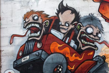 Trois garçons en voiture folle - Graph’mur pris à Nantes par Norbert Pousseur ©