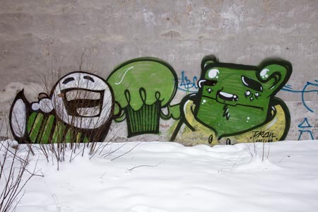 Ourson vert et sa mascotte riante - Graph’mur pris à Riga par Norbert Pousseur ©