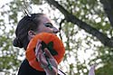 danseuse avec fleur pompom orange - Kattenstoet 2006 - fête des chats - Ieper - Ypres - © Norbert Pousseur