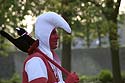 déguisement en rouge et blanc avec mascotte de chat - Kattenstoet 2006 - fête des chats - Ieper - Ypres - © Norbert Pousseur