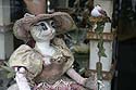 en vitrine, chatte  en porcelaine habillée en gentillhomme - Kattenstoet 2006 - fête des chats - Ieper - Ypres - © Norbert Pousseur