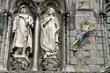 Statues de la tour et chat bondissant - Kattenstoet 2006 - fête des chats - Ieper - Ypres - © Norbert Pousseur