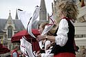 danseuses traditionnelles en attendant le défilé - Kattenstoet 2006 - fête des chats - Ieper - Ypres - © Norbert Pousseur