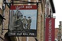 une enseigne de pub "the old bill pub" illustrant les soldats anglais - Kattenstoet 2006 - fête des chats - Ieper - Ypres - © Norbert Pousseur