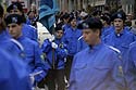 hommes en bleu avec cadet - Kattenstoet 2006 - fête des chats - Ieper - Ypres - © Norbert Pousseur