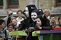 trois petits chats dans leur carriole - Kattenstoet 2006 - fête des chats - Ieper - Ypres - © Norbert Pousseur