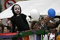 un petit chat devant la foule - Kattenstoet 2006 - fête des chats - Ieper - Ypres - © Norbert Pousseur