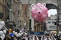grand char précédé d'un chat en ballons roses - Kattenstoet 2006 - fête des chats - Ieper - Ypres - © Norbert Pousseur