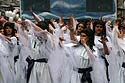 jeunes filles en blanc précédant le grand char divin - Kattenstoet 2006 - fête des chats - Ieper - Ypres - © Norbert Pousseur