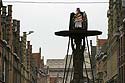 le grand char divin, scumpture portant une déesse assise - Kattenstoet 2006 - fête des chats - Ieper - Ypres - © Norbert Pousseur
