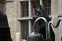 masque - tête noire de chat -  Kattenstoet 2006 - fête des chats - Ieper - Ypres - © Norbert Pousseur