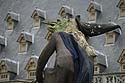 Le mannequin de la sorcière sur les toits - Kattenstoet 2006 - fête des chats - Ieper - Ypres - © Norbert Pousseur