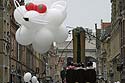 tête de flottante de chat en ballons blancs -  Kattenstoet 2006 - fête des chats - Ieper - Ypres - © Norbert Pousseur