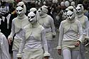 groupe déguisé en furets - Kattenstoet 2006 - fête des chats - Ieper - Ypres - © Norbert Pousseur