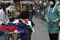 Perroquet (?) sur sa table d'opération - Kattenstoet 2006 - fête des chats - Ieper - Ypres - © Norbert Pousseur