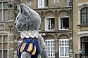 Tête de l'ambassadeur du roi chat défilant deavant les fenêtres de la grande place d'Ypres - Kattenstoet 2006 - fête des chats - Ieper - Ypres - © Norbert Pousseur