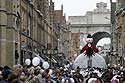 La reine géante des chats avançant dans le défilé -  Kattenstoet 2006 - fête des chats - Ieper - Ypres - © Norbert Pousseur