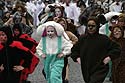 Petits chats multicolores entourant les mannequins géants des chats - Kattenstoet 2006 - fête des chats - Ieper - Ypres - © Norbert Pousseur