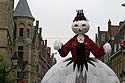 Buste de la reine géante des chats avançant dans une rue d'Ypres - Kattenstoet 2006 - fête des chats - Ieper - Ypres - © Norbert Pousseur