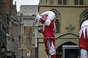 Pierrot blanc et rouge juché sur un char représentant un collège de la ville - Kattenstoet 2006 - fête des chats - Ieper - Ypres - © Norbert Pousseur