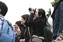 Photographe guettant un jet de chat - Kattenstoet 2006 - fête des chats - Ieper - Ypres - © Norbert Pousseur