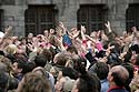 Mains brandies dans la foule pour recevoir un chat - Kattenstoet 2006 - fête des chats - Ieper - Ypres - © Norbert Pousseur