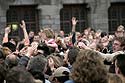 La foule s'arrachant un chat - Kattenstoet 2006 - fête des chats - Ieper - Ypres - © Norbert Pousseur