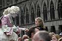 Femme en habit de cour et sur échasse donnant la main à une enfant craintive - Kattenstoet 2006 - fête des chats - Ieper - Ypres - © Norbert Pousseur