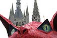 Tête du chat d'enfer devant la flèche de la Halle aux draps - Kattenstoet - Ypres - Ieper - Belgique - © Norbert Pousseur