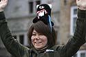 une heureuse visiteuse asiatique avec le chat mascotte - Kattenstoet 2006 - fête des chats - Ieper - Ypres - © Norbert Pousseur