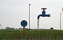 sculpture monumentale robinet d'eau sur rond point  - Kattenstoet 2006 - fête des chats - Ieper - Ypres - © Norbert Pousseur