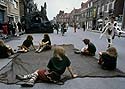 vikings attendant le défilé - Kattenstoet 1977 - fête des chats - Ieper - Ypres - © Norbert Pousseur