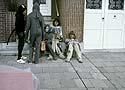 jeunes femmes déguisées en chat, attendant le défilé - Kattenstoet 1977 - fête des chats - Ieper - Ypres - © Norbert Pousseur