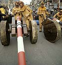 serveurs de canon - Kattenstoet 1977 - fête des chats - Ieper - Ypres - © Norbert Pousseur