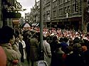 défilé dans la foule dans une rue - Kattenstoet 1977 - fête des chats - Ieper - Ypres - © Norbert Pousseur