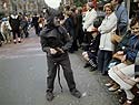 chat jetant des confettis - Kattenstoet 1977 - fête des chats - Ieper - Ypres - © Norbert Pousseur