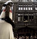 chevalier géant devant immeuble d'Ypres - Kattenstoet 1977 - fête des chats - Ieper - Ypres - © Norbert Pousseur