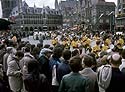 défilé dans la foule sur la grande place - Kattenstoet 1977 - fête des chats - Ieper - Ypres - © Norbert Pousseur